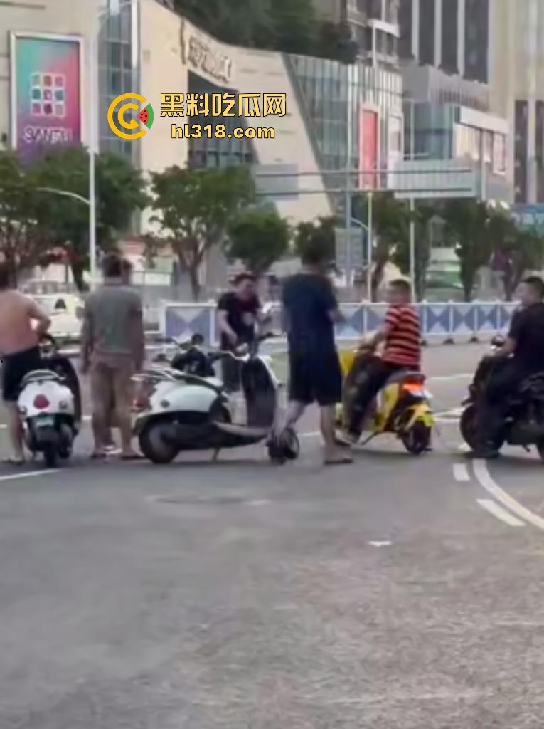 南宁街头两电动车直行左转引矛盾，黑衣男被打出血摇人反杀，刚刚还嚣张的对手直接秒趴！-5