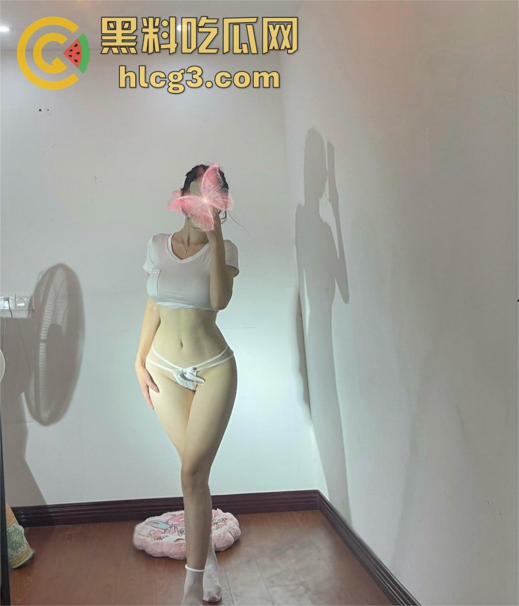 快手抖音网红笨蛋初初，微密圈最新视频流出，奶牛攻速套装+肛塞狐狸尾巴，白嫩屁股简直不要太诱人！-4