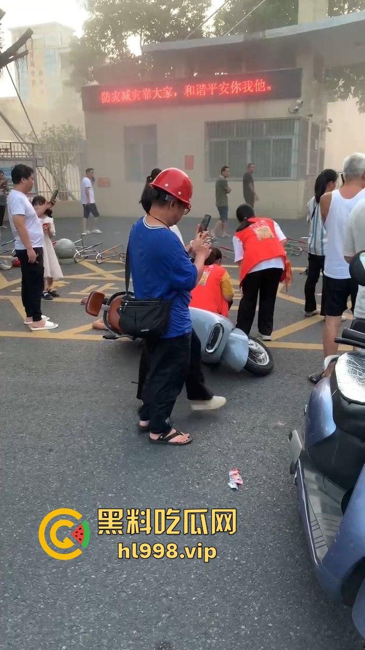 福建云霄县女司机火烧车疯狂冲撞学校！8人血洒当场，司机惨死！警方紧急调查背后真相！-3