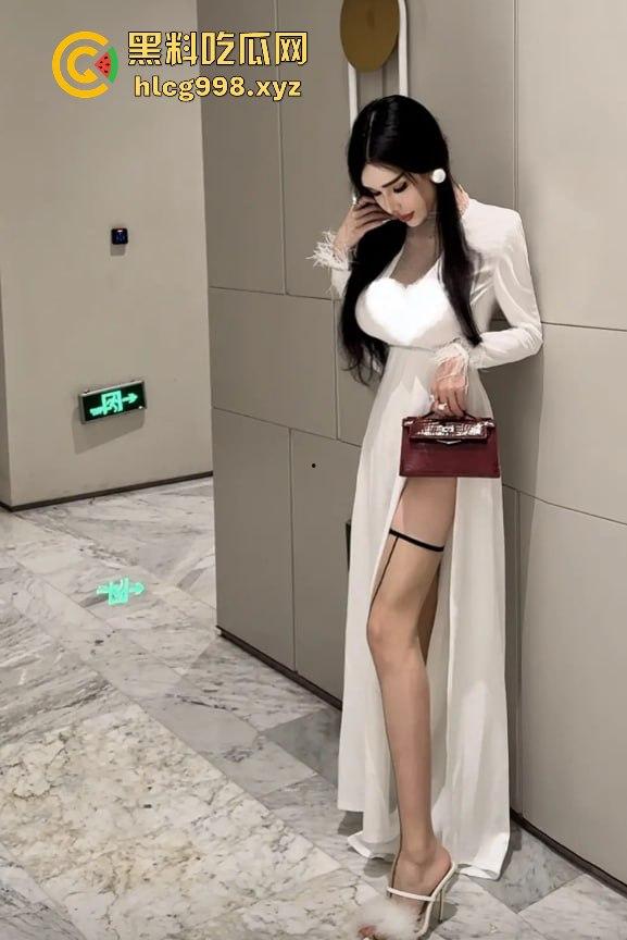 抖音网红【顾灵曦】翻车！全身科技制造，300块加微信，卖衣服是假，给钱就能草！-10