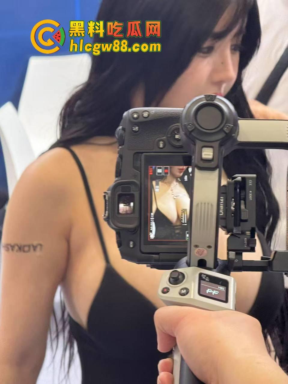 深圳车展还是深圳选妃大会？车模比拼谁穿得最少，逼毛走光、胸器乱晃哪个金主不心动？-3