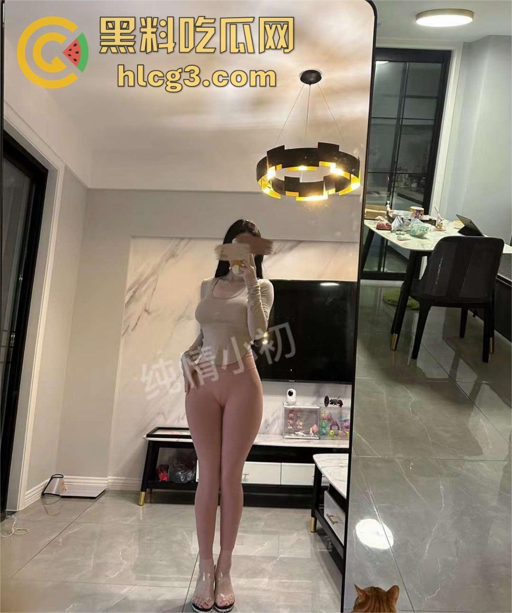 快手抖音网红笨蛋初初，微密圈最新视频流出，奶牛攻速套装+肛塞狐狸尾巴，白嫩屁股简直不要太诱人！-11