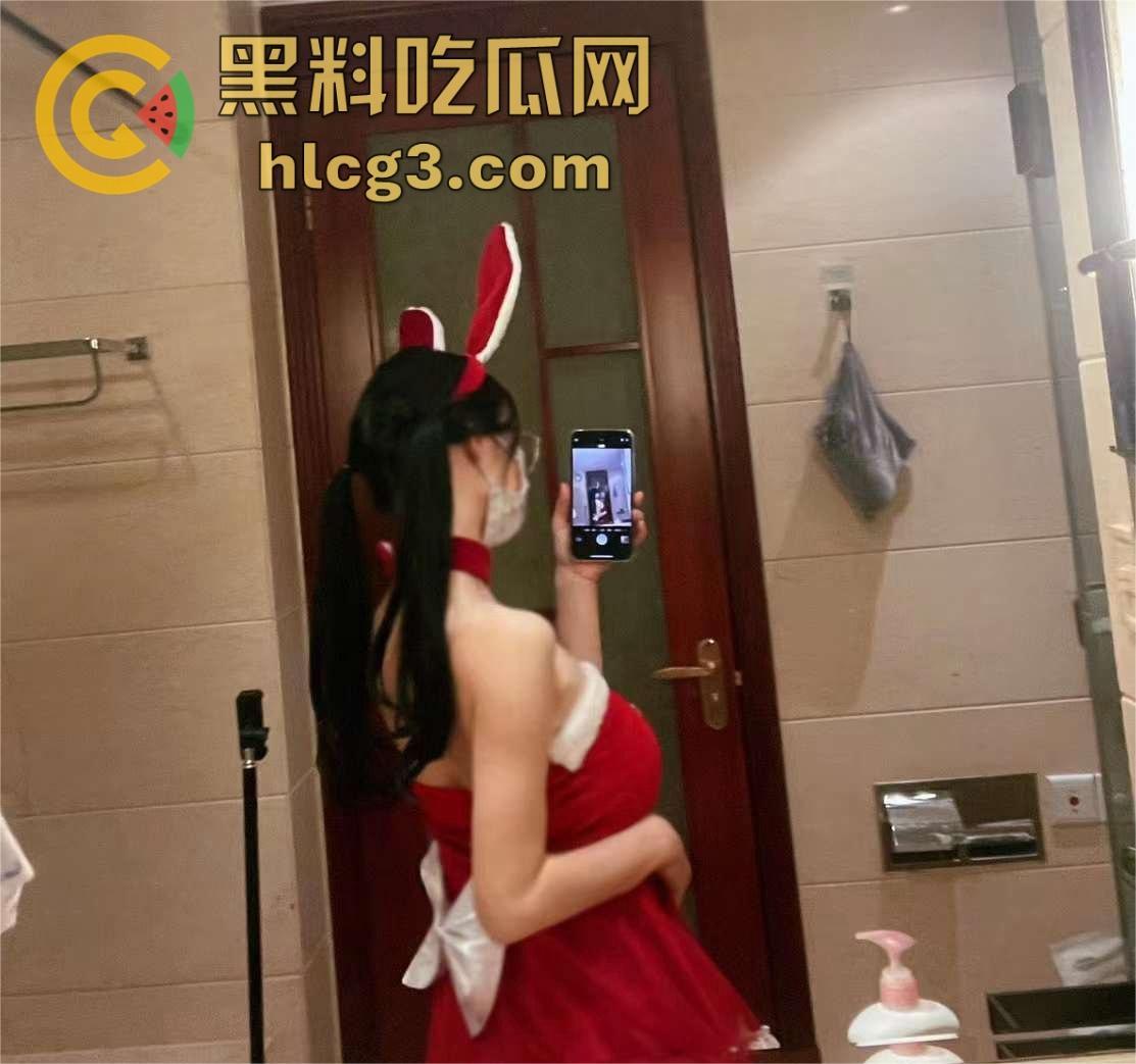 快手抖音网红笨蛋初初，微密圈最新视频流出，奶牛攻速套装+肛塞狐狸尾巴，白嫩屁股简直不要太诱人！-13