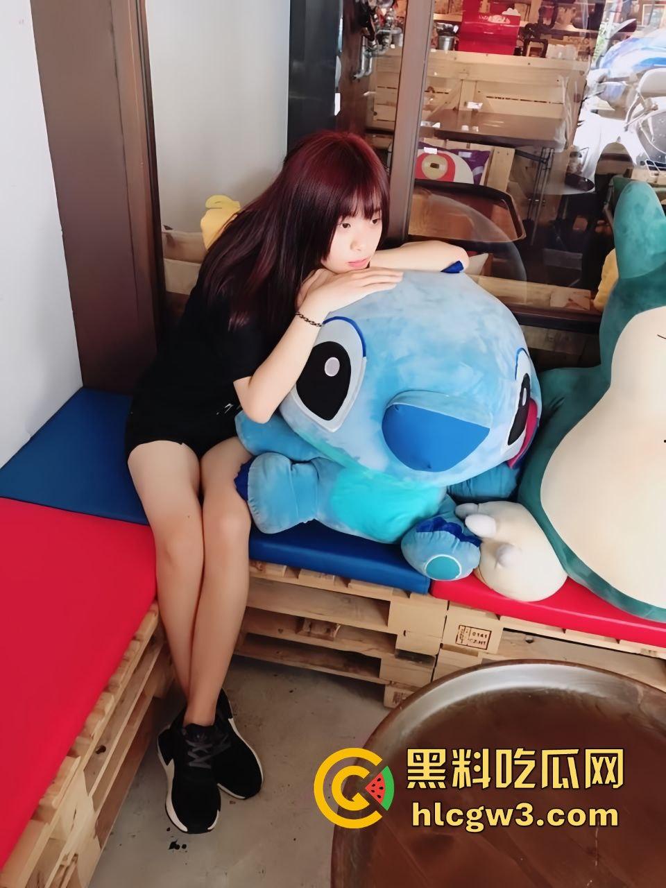 台湾反差学生妹【琳琳】和男友私密照被闺蜜曝光!美颜照骗崩塌,素颜真相丑到不行!-8