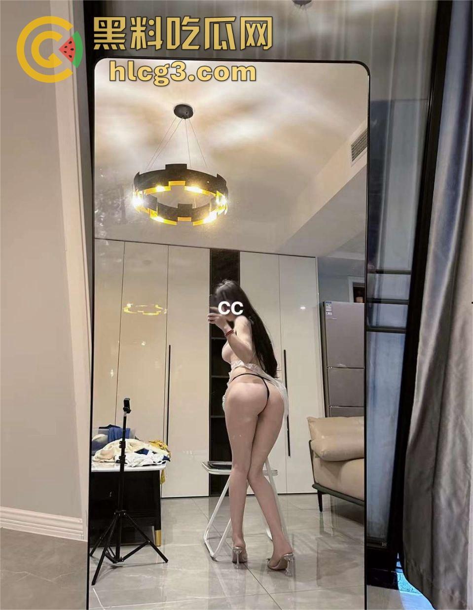 快手抖音网红笨蛋初初，微密圈最新视频流出，奶牛攻速套装+肛塞狐狸尾巴，白嫩屁股简直不要太诱人！-16