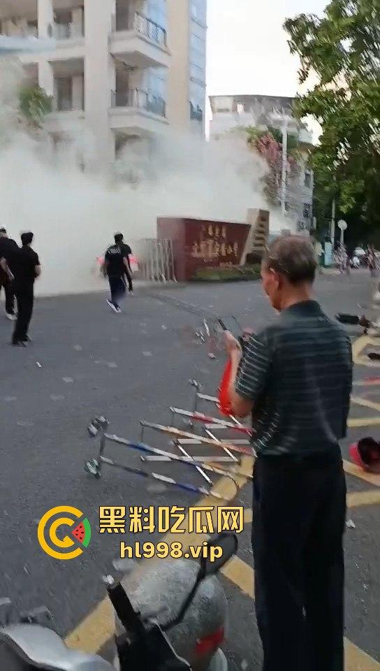 福建云霄县女司机火烧车疯狂冲撞学校！8人血洒当场，司机惨死！警方紧急调查背后真相！-13