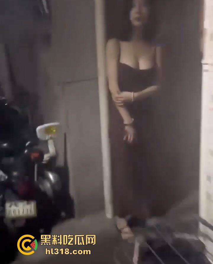 家里有好赌的爹，生病的妈，上学的弟弟，小巷子才能体会人间冷暖，瓜友们答应我尽量能帮就帮！-1