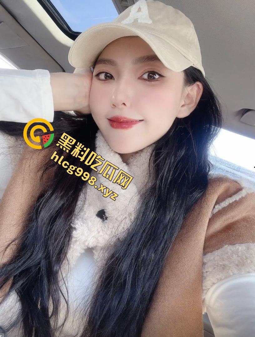 抖音1万粉丝小网红【偷走一头猪猪】！清秀女神转型黄播，啤酒瓶激情自慰，长腿裸舞跳得你直上头！-9