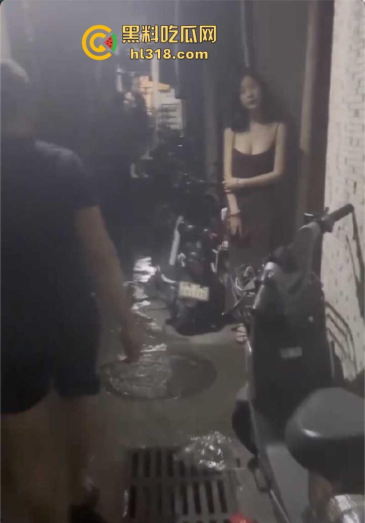 家里有好赌的爹，生病的妈，上学的弟弟，小巷子才能体会人间冷暖，瓜友们答应我尽量能帮就帮！-7