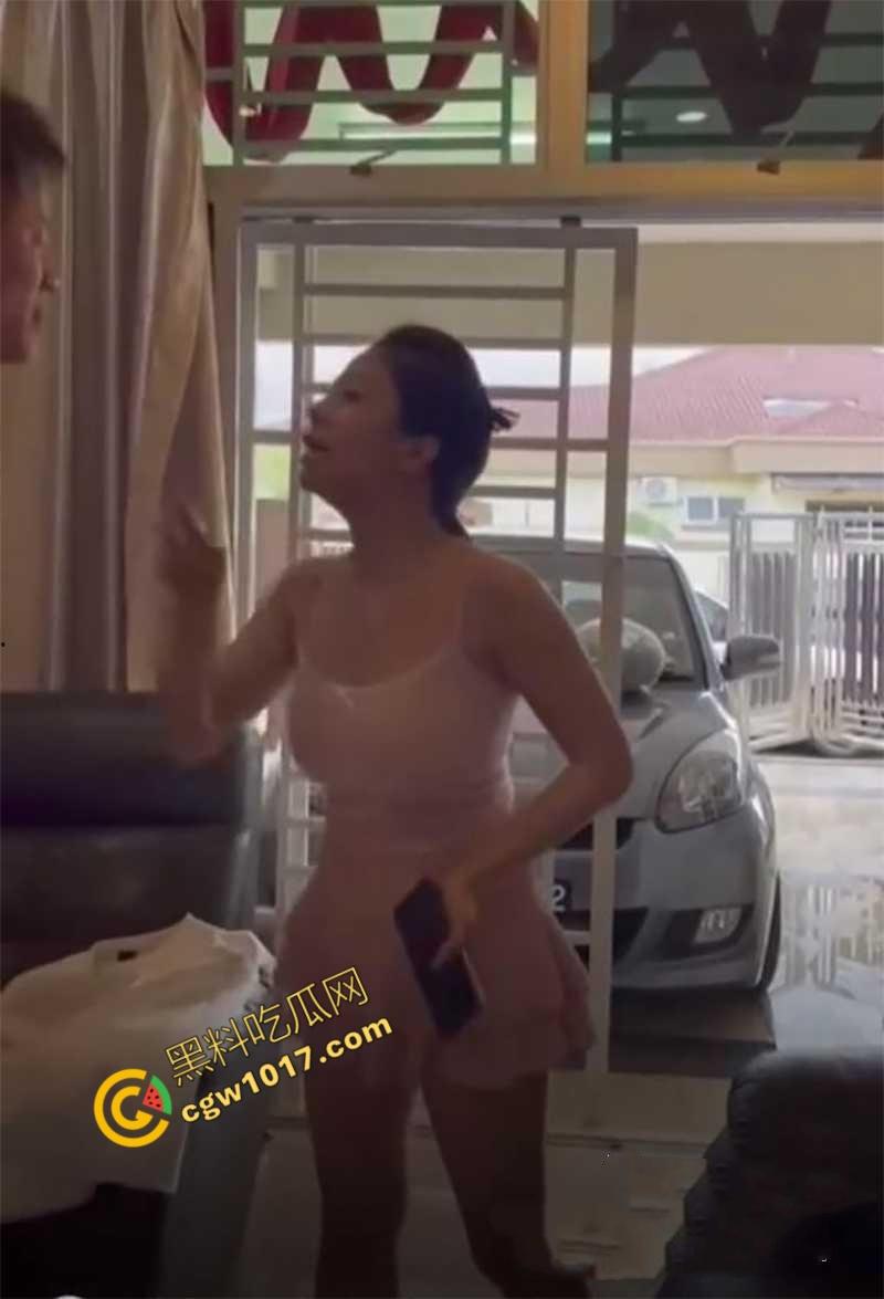 广州美艳人妻现场直播抓奸！小三家踢馆被情敌挑衅，骑脖暴揍出轨老公，原配这身材真赞-1