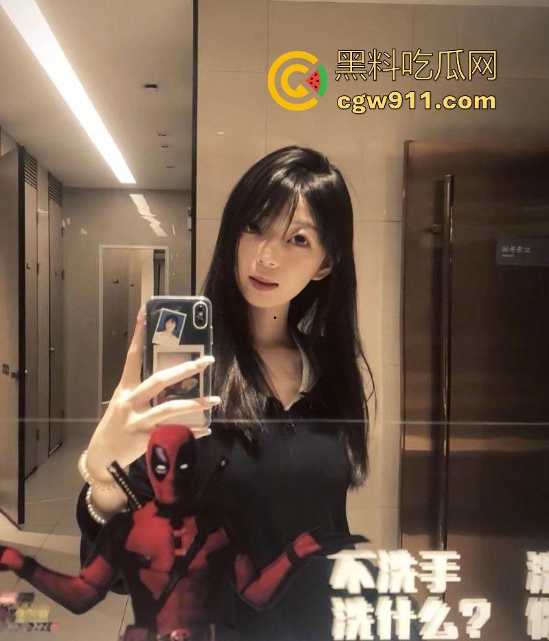 重庆清纯【刘柳婉】裸聊自慰视频曝光，白嫩巨乳夹铃铛诱惑，男厕所开档黑丝扣穴，撸点爆棚让人上瘾！-2