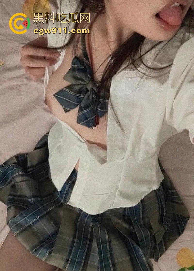 重庆清纯【刘柳婉】裸聊自慰视频曝光，白嫩巨乳夹铃铛诱惑，男厕所开档黑丝扣穴，撸点爆棚让人上瘾！-9