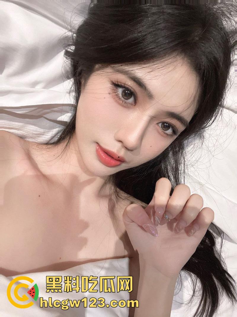 推特长腿御姐【粉了个味】，身材纤细腿长逆天，细腰蜜桃臀完美诱，腿控的兄弟们福利来了！-3