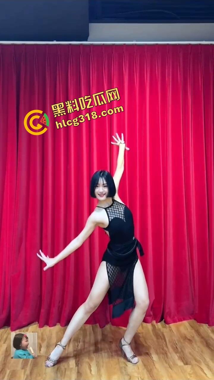 小红书约拍女客户明明有男朋友还骚得不行，广州白云区凌晨偷情被我内射两次，回家还躺进男友被窝装无事！-8