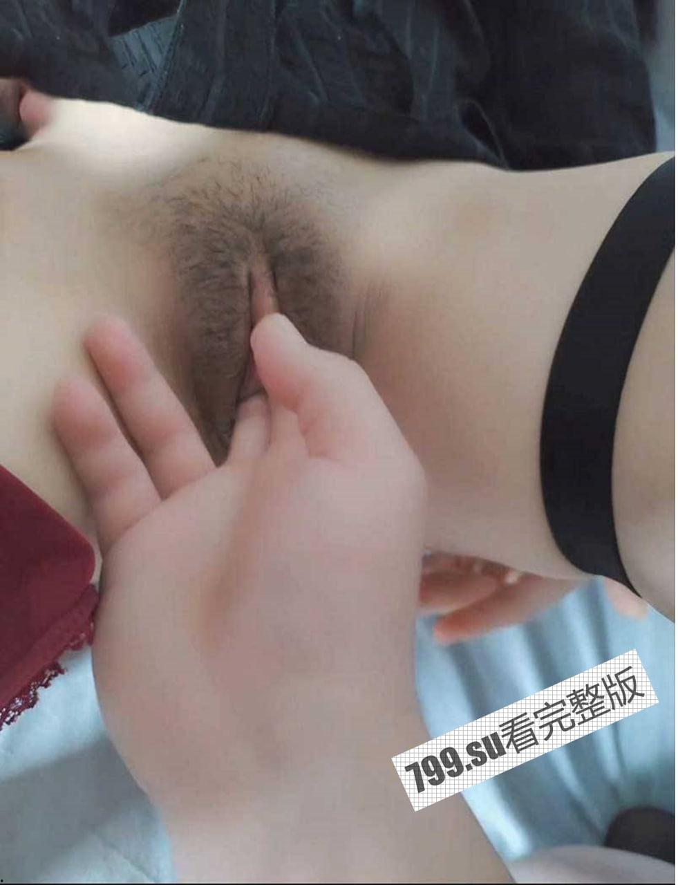 痴迷姐弟恋『姐姐的小飞棍』姐姐修长美腿黑丝极限诱惑 女上坐射 看精液从姐姐逼里喷出来-1