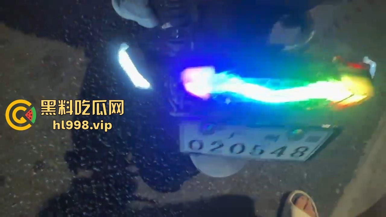 保安冒充警察，骑改装鬼火去查车，真以为鬼火少年都是低能儿？侮辱人也不带这么玩的！-9