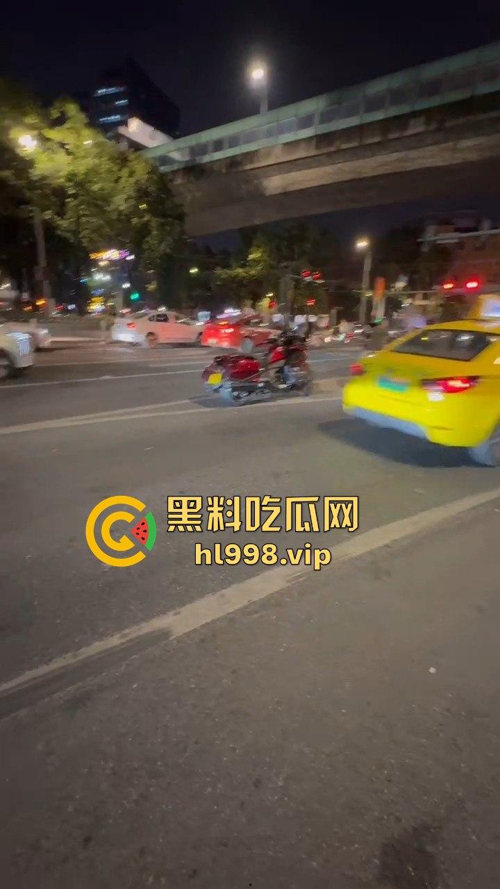 保安冒充警察，骑改装鬼火去查车，真以为鬼火少年都是低能儿？侮辱人也不带这么玩的！-11