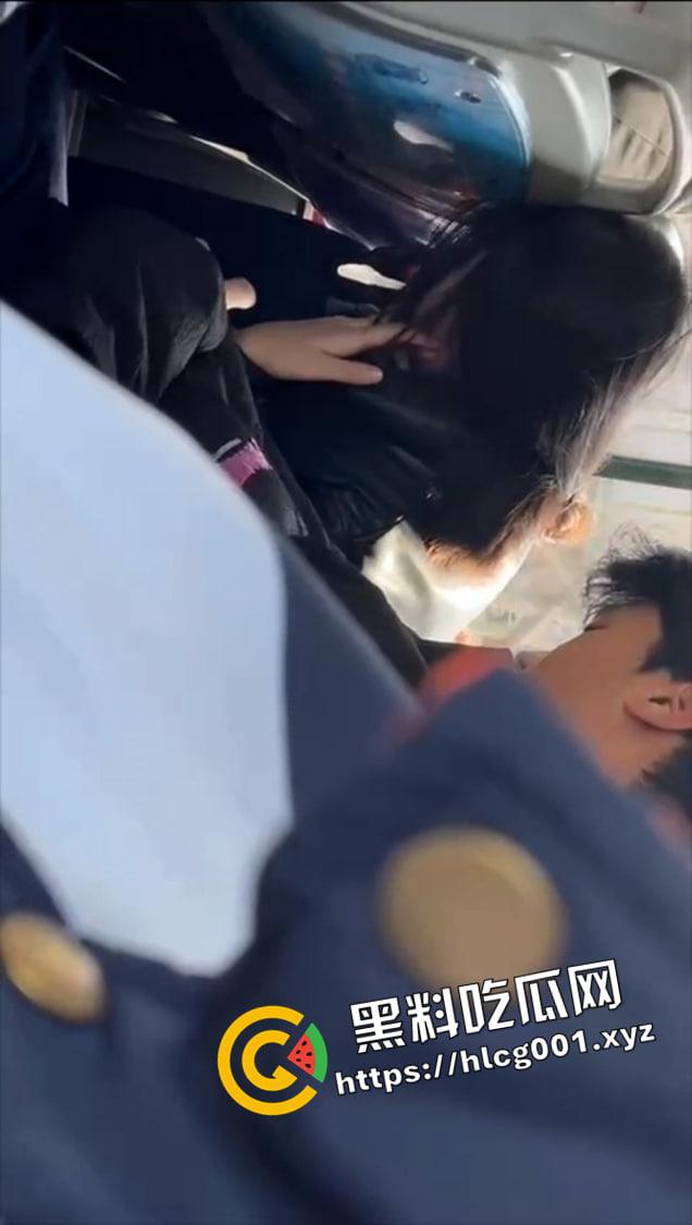 山东潍坊 学生情侣车上口爆  被人拍下并曝光 算是社死了 现在的学生是真的玩的开阿-5