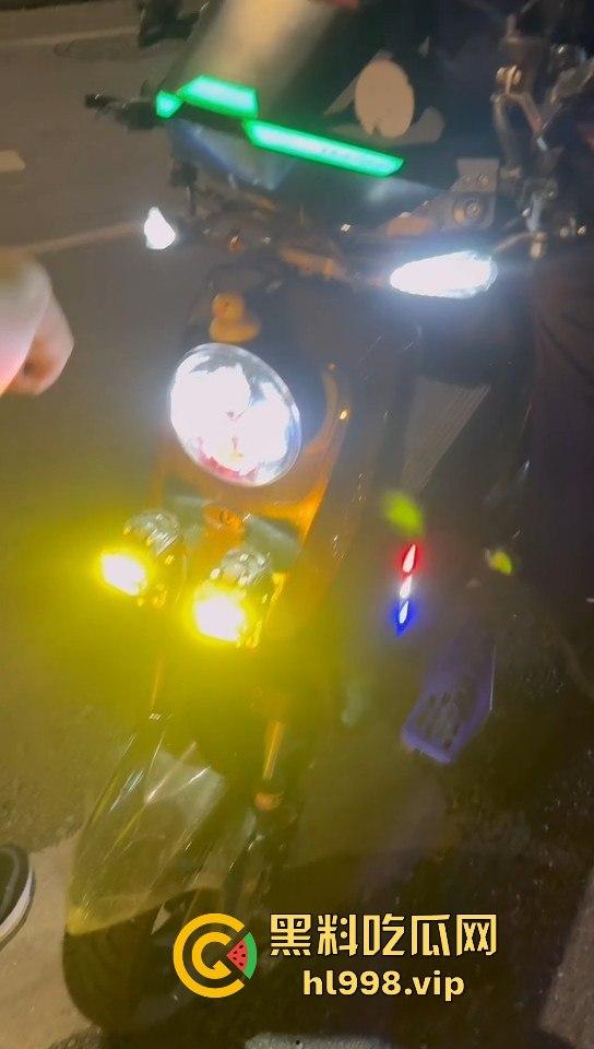 保安冒充警察，骑改装鬼火去查车，真以为鬼火少年都是低能儿？侮辱人也不带这么玩的！-13