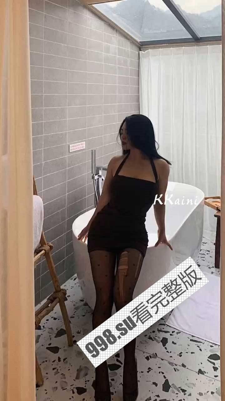 国产流出！某事业单位公务员 黑丝健身母狗被金主爸爸调教 大巴车露出-1