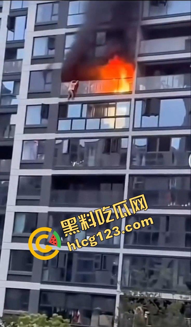杭州居民楼火灾惨剧！楼上住户逃生不成被熏晕坠楼，楼下邻居冷漠关窗-1