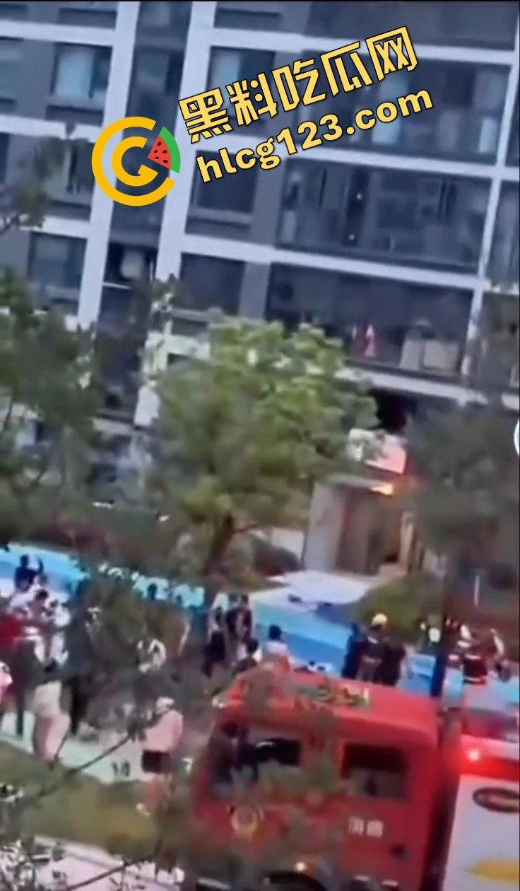 杭州居民楼火灾惨剧！楼上住户逃生不成被熏晕坠楼，楼下邻居冷漠关窗-5