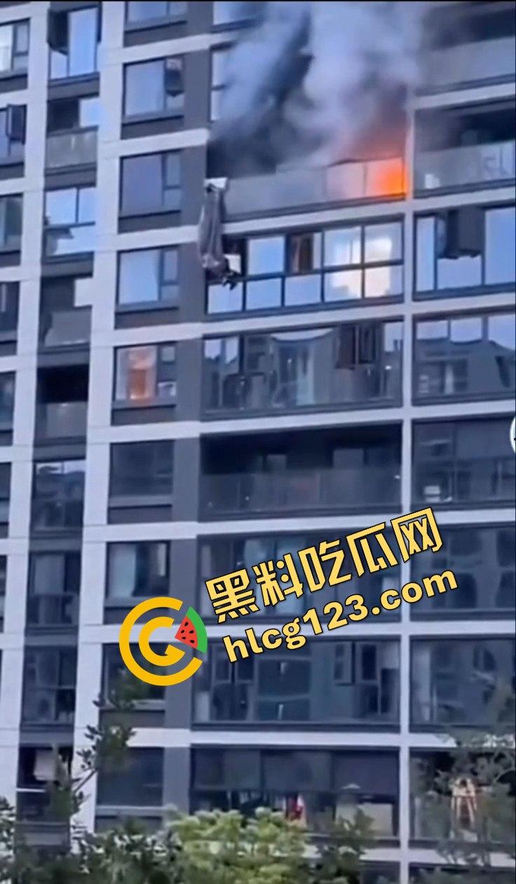 杭州居民楼火灾惨剧！楼上住户逃生不成被熏晕坠楼，楼下邻居冷漠关窗-6