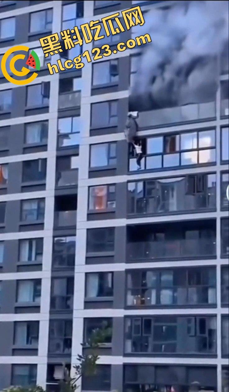 杭州居民楼火灾惨剧！楼上住户逃生不成被熏晕坠楼，楼下邻居冷漠关窗-9