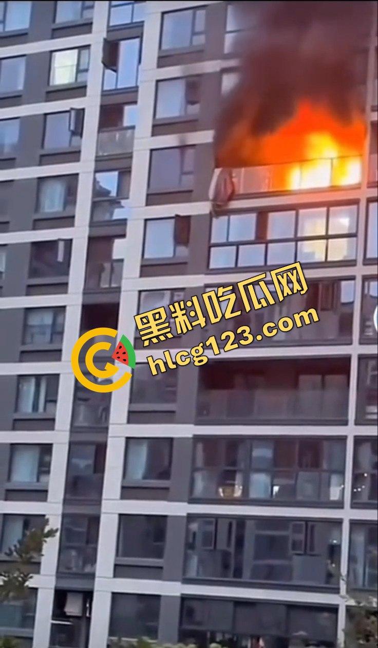 杭州居民楼火灾惨剧！楼上住户逃生不成被熏晕坠楼，楼下邻居冷漠关窗-12