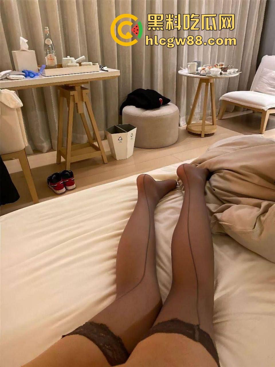 瓜友爆料！社交软件约炮健身女教练【林薇薇】已婚极品的骚少妇 背着老公偷吃无套后入 精液灌满骚穴。-18