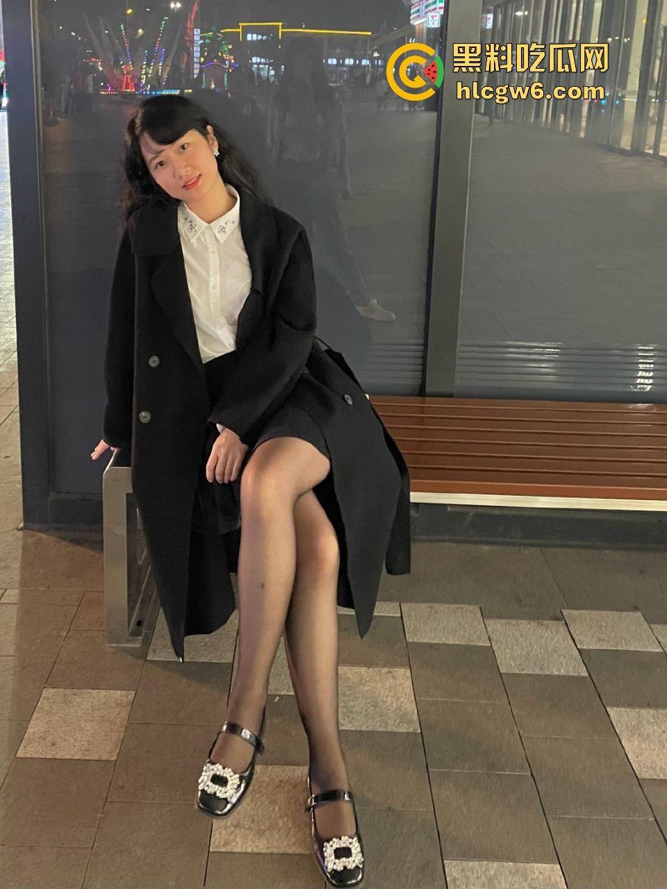 广东反差真实美艳少妇【林嘉玲】性感丝袜和高跟鞋，吕布来了都得射完再走-5