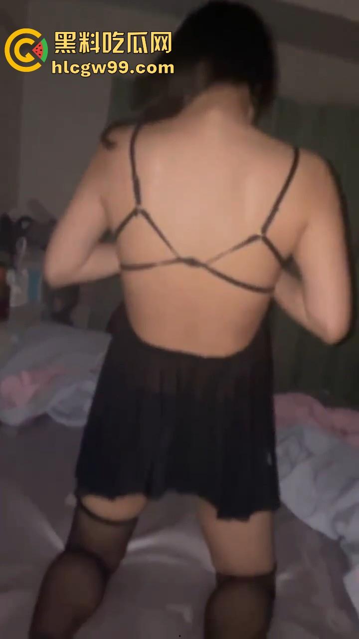 瓜友投稿！广西高颜值骚母狗【刘寒怡】外表光鲜亮丽私下是只纯欲母狗被曝光，网友床上调教玩弄视频流出。-8
