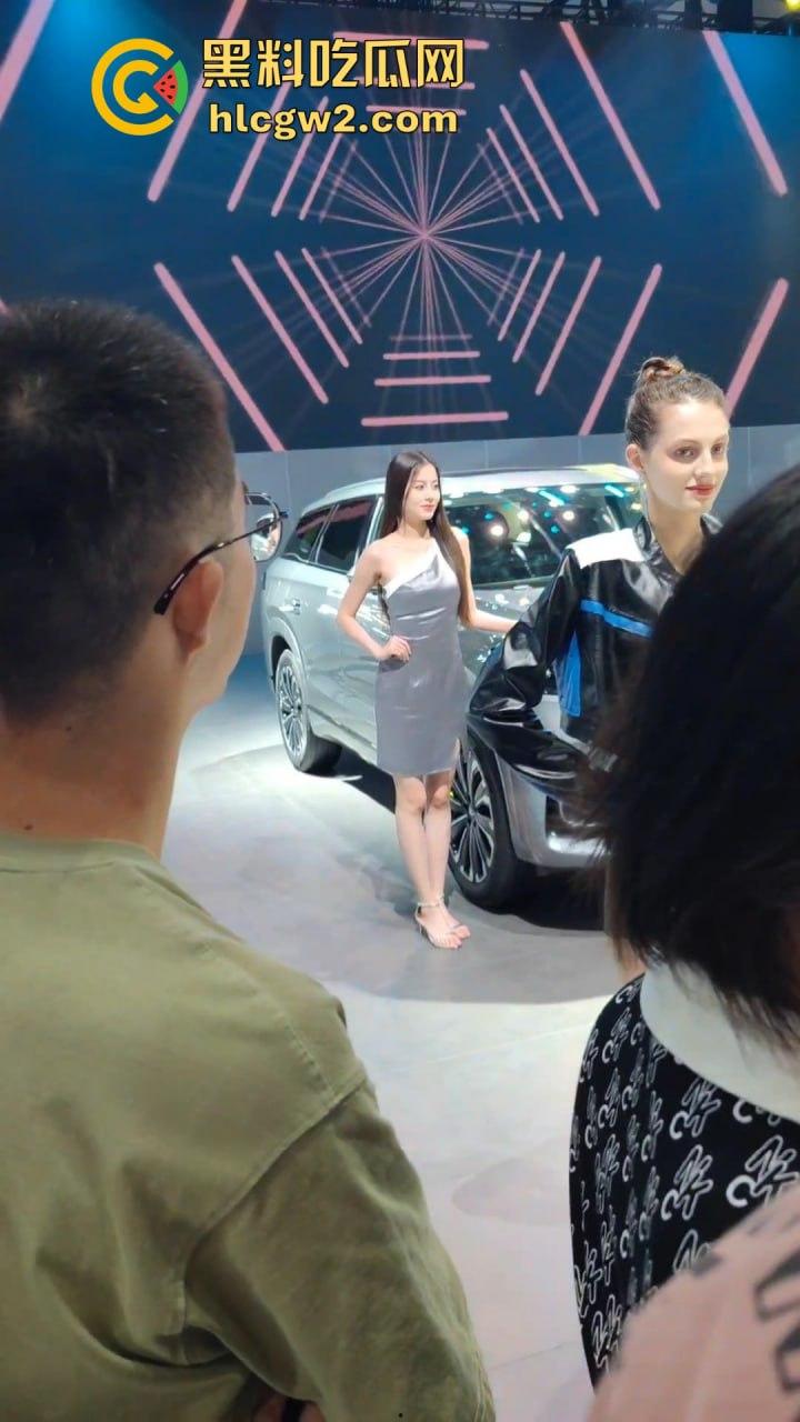 广州极品车模太诱人裙底被抄底偷拍，短裙下面逼毛可见 车展手枪侠现场撸射销售，大屁股销售成了发泄靶子！-2