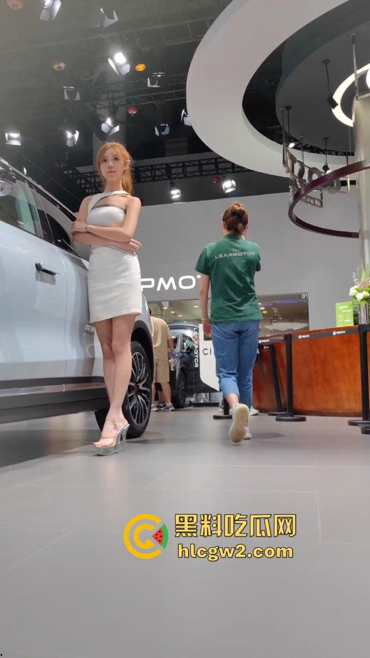广州极品车模太诱人裙底被抄底偷拍，短裙下面逼毛可见 车展手枪侠现场撸射销售，大屁股销售成了发泄靶子！-9