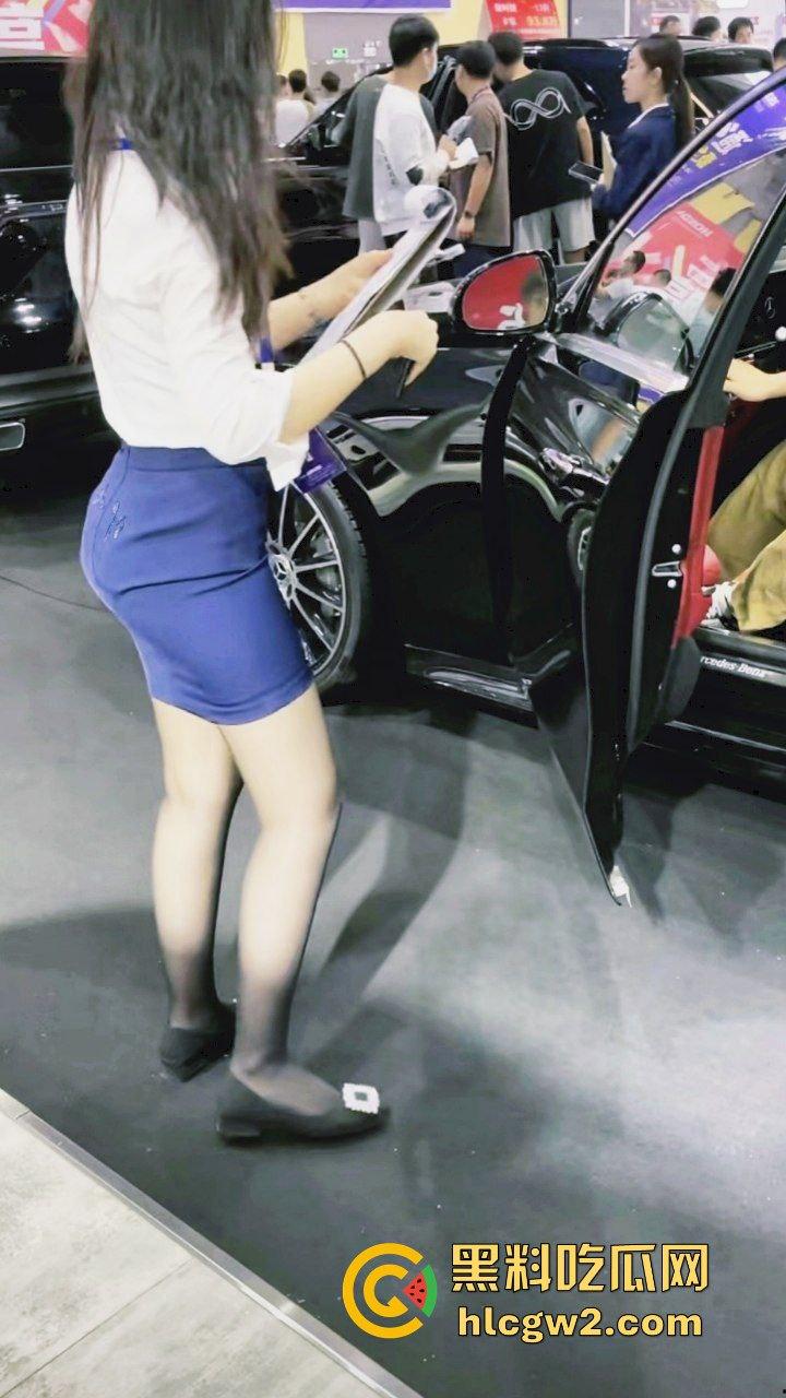 广州极品车模太诱人裙底被抄底偷拍，短裙下面逼毛可见 车展手枪侠现场撸射销售，大屁股销售成了发泄靶子！-12