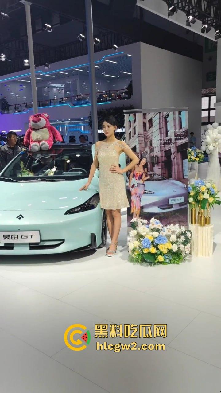 广州极品车模太诱人裙底被抄底偷拍，短裙下面逼毛可见 车展手枪侠现场撸射销售，大屁股销售成了发泄靶子！-13