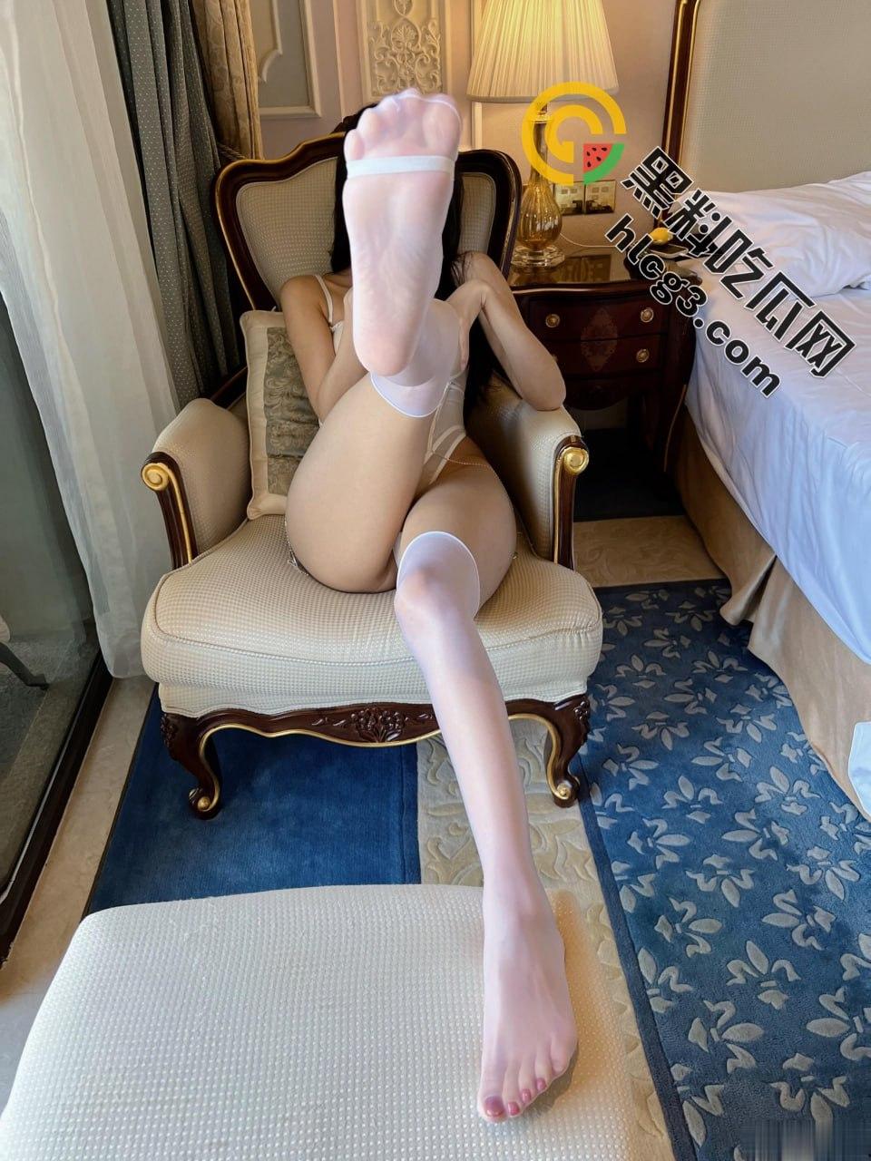 【福利大放送】抖音网红【纪念小小v5】微密圈独家福利，抠逼一字马撩人心弦！-2