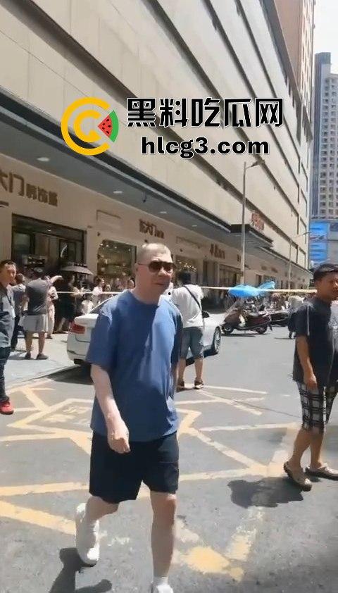 湖南株洲大街惊现冯小刚耍大牌事件，粉丝手机被打掉，热屁股贴冷板凳！-6