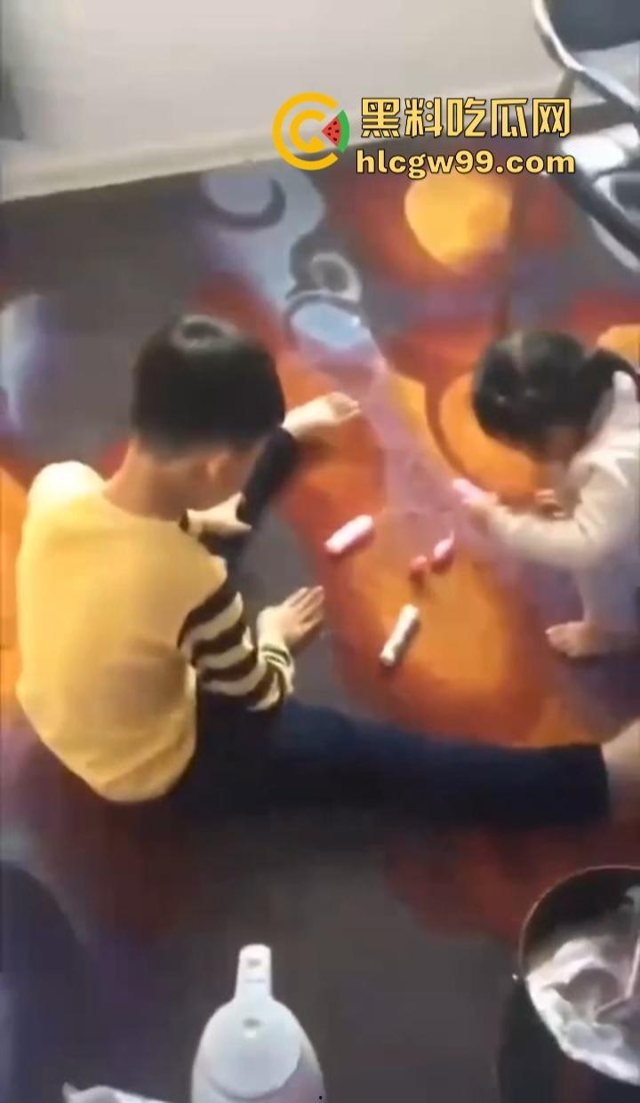 单身姑姑过年遭受社死重击，虎逼熊孩子拿姑姑的跳蛋斗鸡，假鸡巴粘地上拔河，当玩具玩得风生水起！-2
