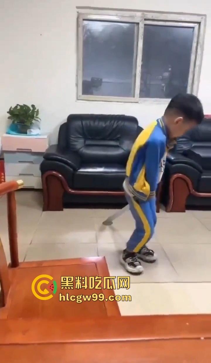 单身姑姑过年遭受社死重击，虎逼熊孩子拿姑姑的跳蛋斗鸡，假鸡巴粘地上拔河，当玩具玩得风生水起！-8