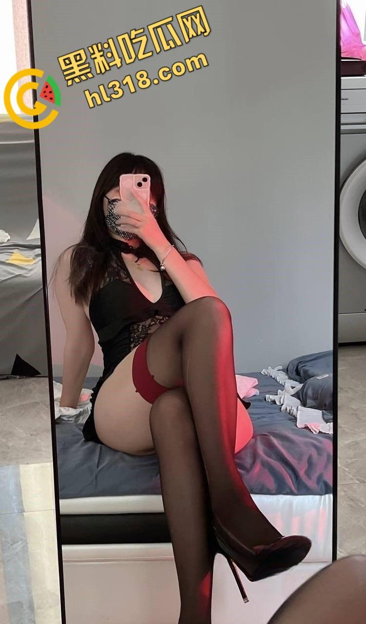 推特极品露出母狗【奶味泡芙】，白嫩身材各种户外私拍，电梯口全裸做爱，不料偶遇邻居魂都吓飞了 !-2