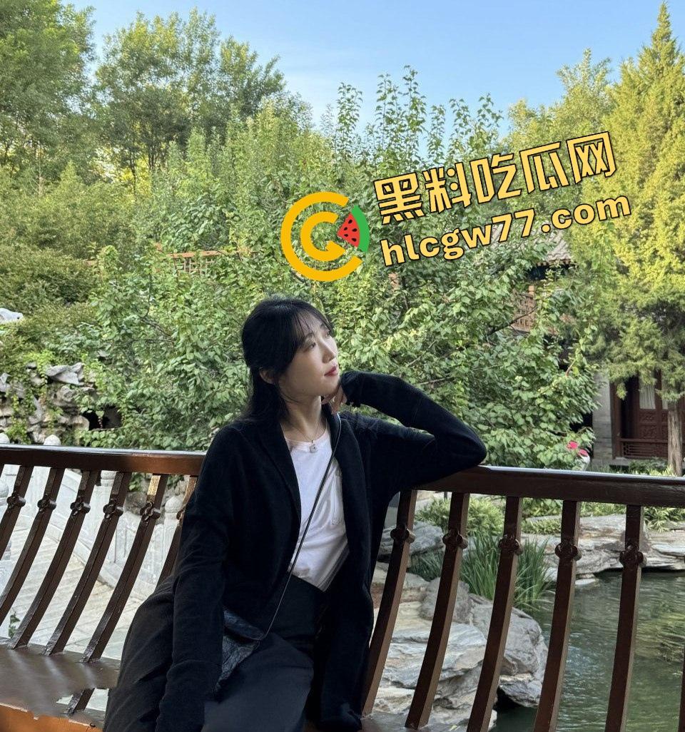 浙江小富婆【赵雪殷】极品女大学生被穷屌爆操视频泄露，骚成这样还敢给人炫！-1