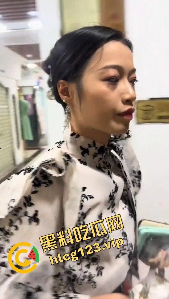 瓜友抓小三现场,广西婊子知三当三!贱人终究逃不过,捉奸现场太文明了?-1