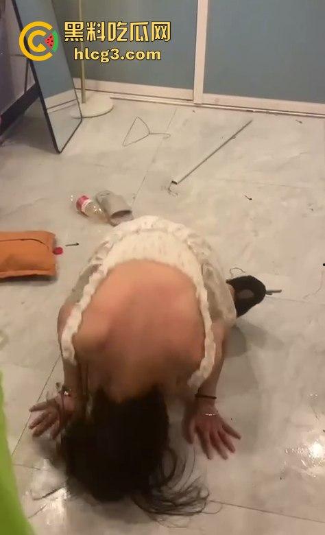 河南霸凌事件！女孩被精神小妹扒光衣服侮辱 拳打脚踢逼她跪下！-4