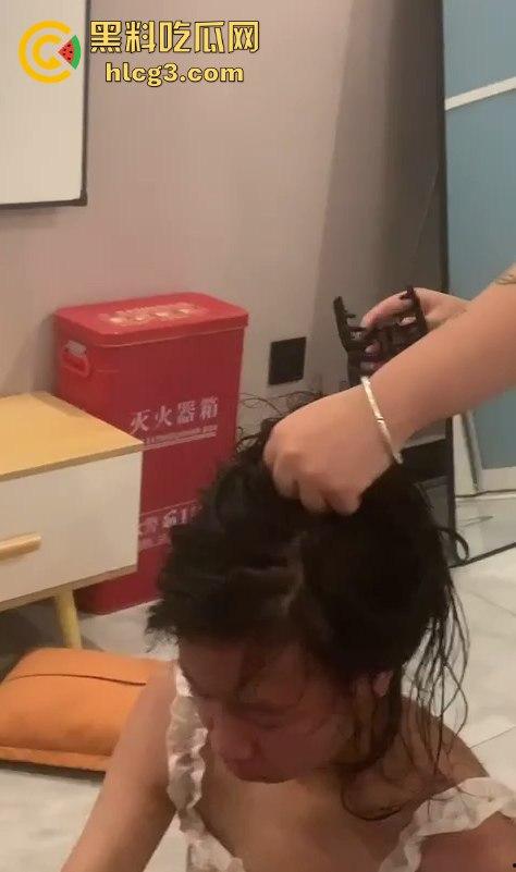 河南霸凌事件！女孩被精神小妹扒光衣服侮辱 拳打脚踢逼她跪下！-11