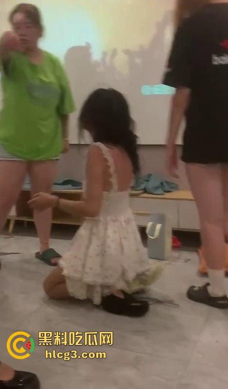 河南霸凌事件！女孩被精神小妹扒光衣服侮辱 拳打脚踢逼她跪下！-13