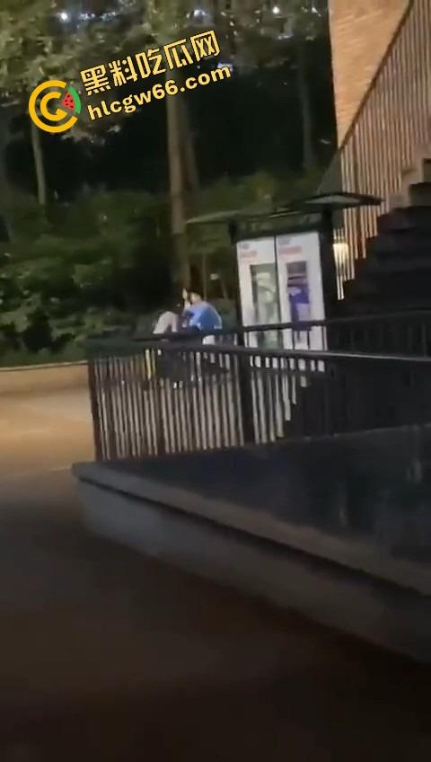 四川国际职业学院三舔狗为一个海后当街互殴，情敌互锤全员备胎，女主笑而不语继续约第4个！-12