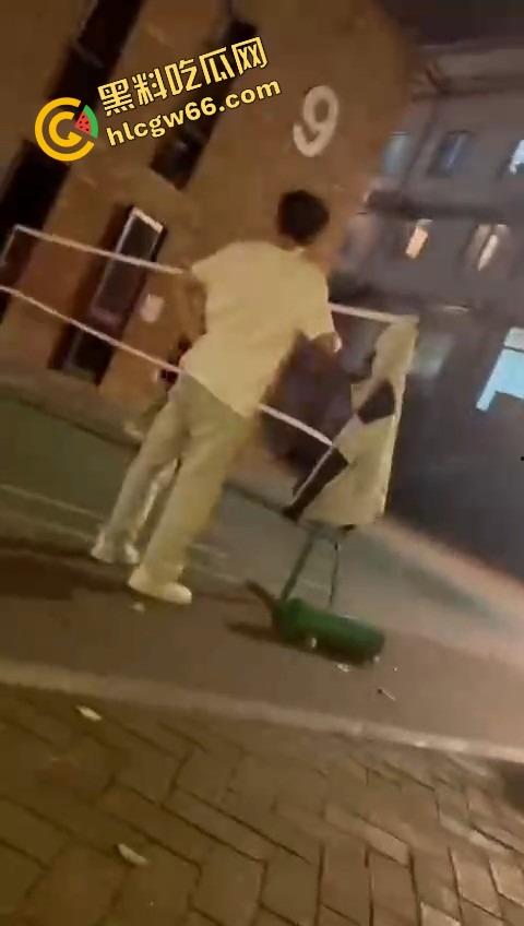 四川国际职业学院三舔狗为一个海后当街互殴，情敌互锤全员备胎，女主笑而不语继续约第4个！-13