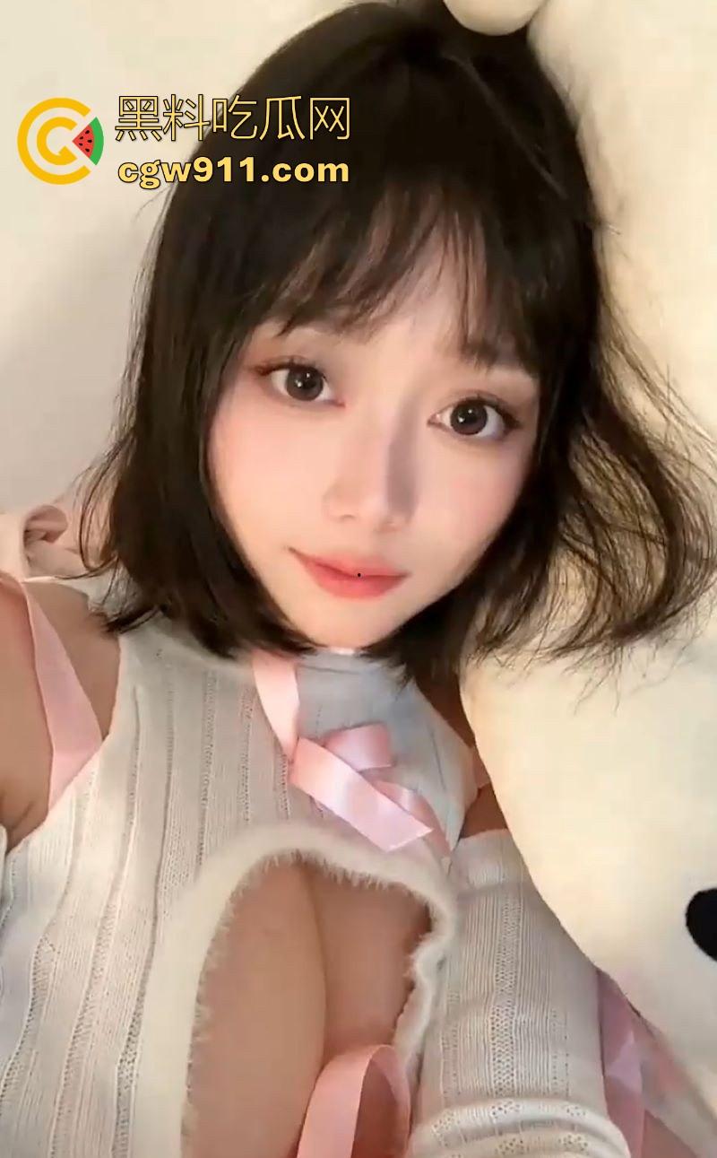 高颜值白虎福利姬【露娜酱】自慰福利视频曝光，美乳挺翘翘臀圆润，对着白虎穴一插到底，蜜汁喷涌简直爱了！-3