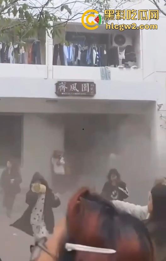齐鲁大学宿舍楼突发大火！学生被困门口，刷脸闸门不让过，校方回应引热议！-4